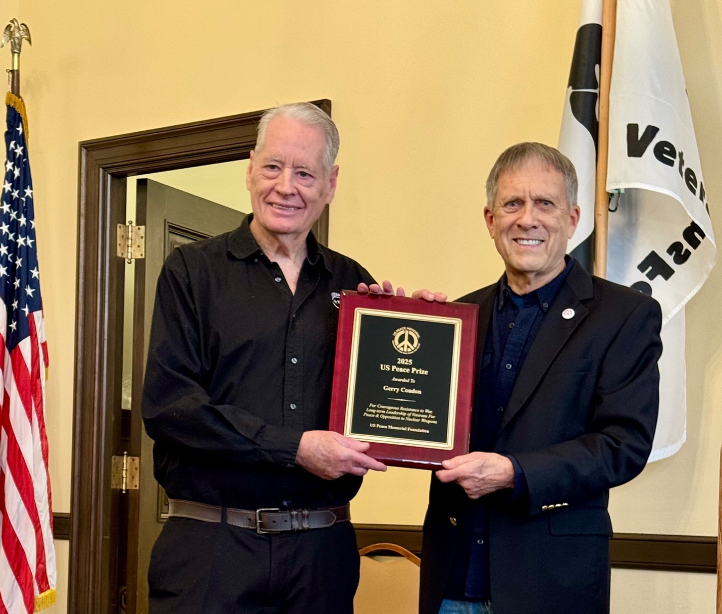 Two men holding a plaque
AI-generated content may be incorrect.